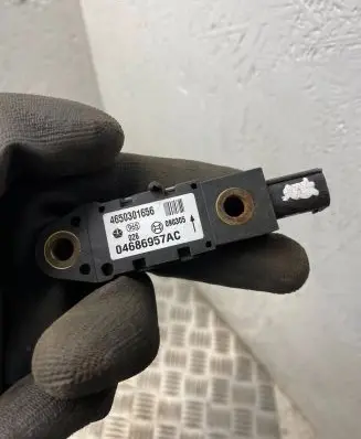 Chrysler Voyager Airbag deployment crash/impact sensor 04686957AC 090305 4650301656