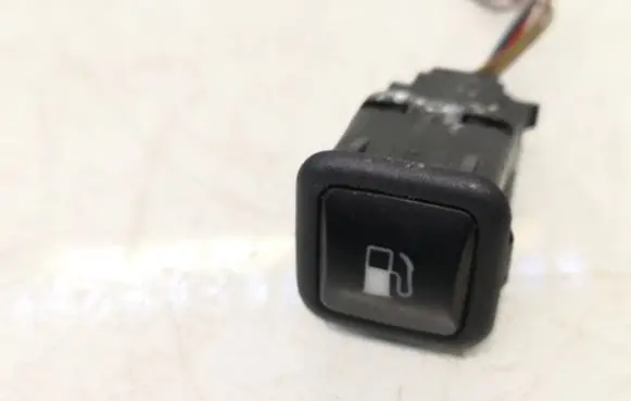 Volkswagen PASSAT B5 Fuel tank opening switch 3B0959833A
