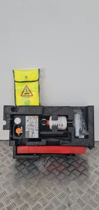 Volvo V40 Spare wheel mounting bracket 