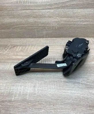 Accelerator throttle pedal