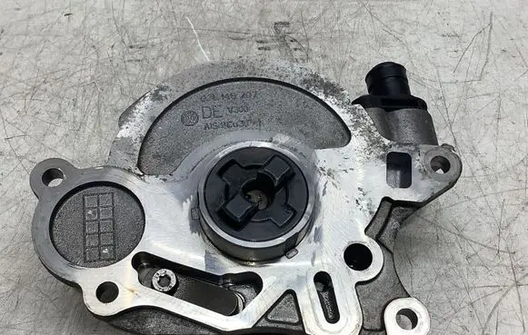 Volkswagen Golf VI Vacuum pump 03L145207 03L100J 03L145112