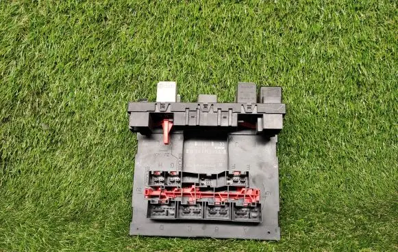 Volkswagen Golf V Power management control unit 1K0937049K