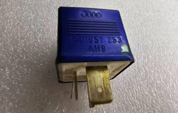 Volkswagen PASSAT B5.5 Other relay 8A0951253