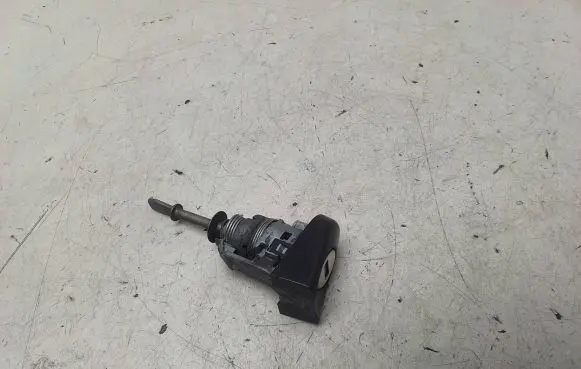 Volkswagen Touran I Front door lock (next to the handle) 1t0837167a