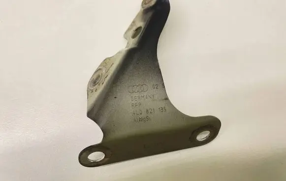 Audi Q7 4L Fender mounting bracket 4L0821135 1907