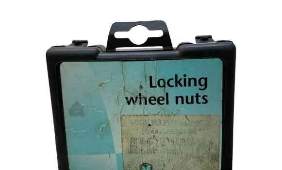 Toyota RAV 4 (XA40) Anti-theft wheel nuts and lock 