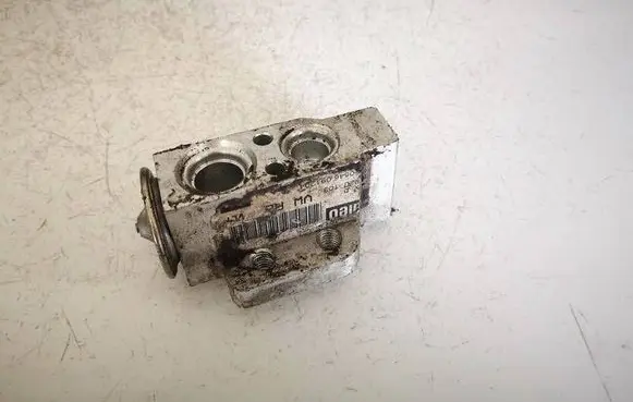 Volkswagen Tiguan Air conditioning (A/C) expansion valve 1K0820679