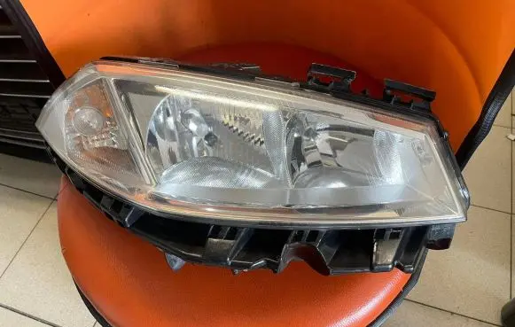 Renault Megane II Headlight/headlamp 89307005 7701064017