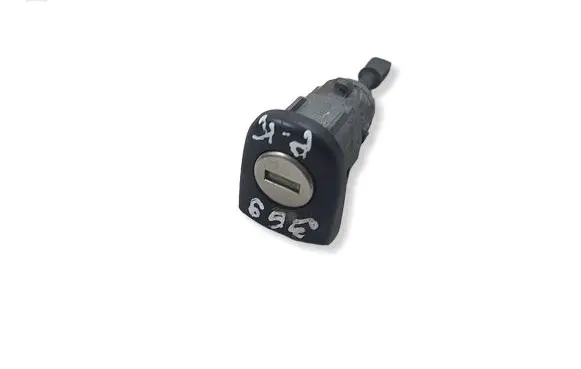 Volkswagen Golf IV Front door lock (next to the handle) 