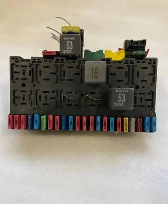 Volkswagen PASSAT B4 Fuse box set 357937039