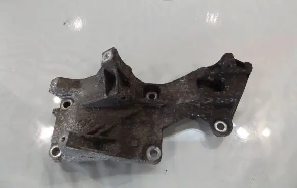 Volkswagen Polo Engine mounting bracket