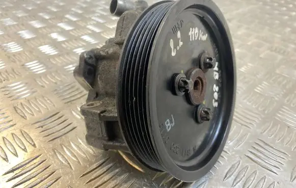 Mercedes-Benz C W203 Power steering pump A0024669401 7692955519