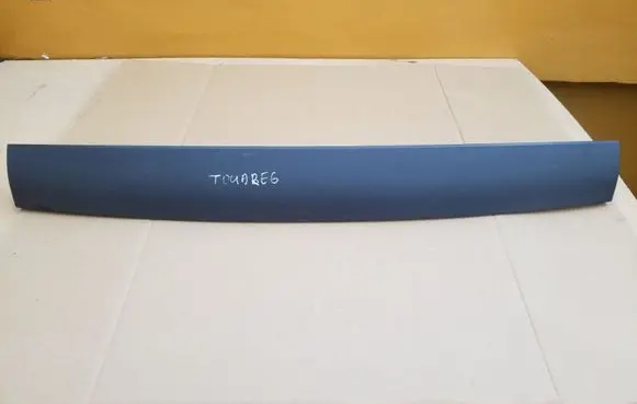 Volkswagen Touareg I Other trunk/boot trim element 7L6867685