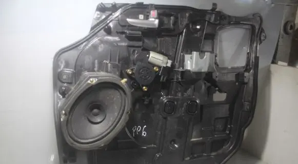 Mazda 5 Front window lifting mechanism without motor
