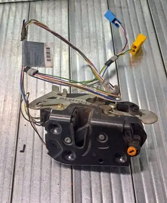 Mercedes-Benz Vaneo W414 Rear door lock A4147300335 456208001001