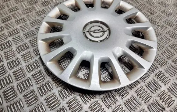 Opel Corsa D R14 wheel hub/cap/trim 13211853 13211852