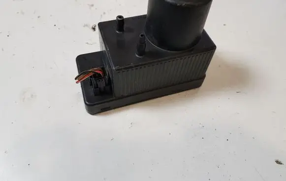 Mercedes-Benz C W203 Central locking vacuum pump 2038000048