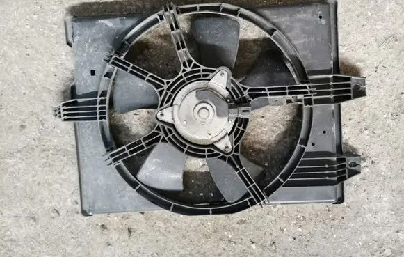Nissan X-Trail T30 Radiator cooling fan shroud