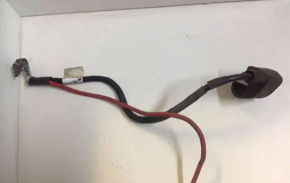 Volkswagen Golf V Positive cable (battery)