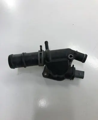 Volkswagen PASSAT B6 Engine coolant pipe/hose 03L121132