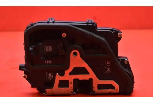 BMW X3 E83 Front door lock 7059974