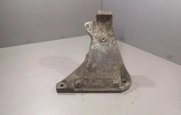 Volkswagen PASSAT B5.5 Engine mounting bracket 8D0199308M