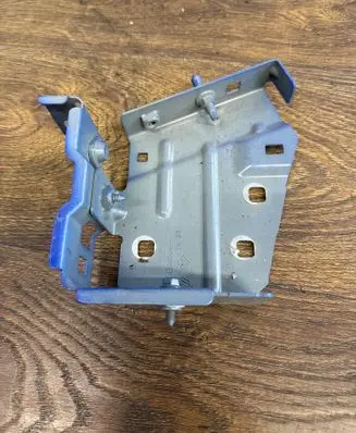 Renault Master III Fender mounting bracket 631438806R