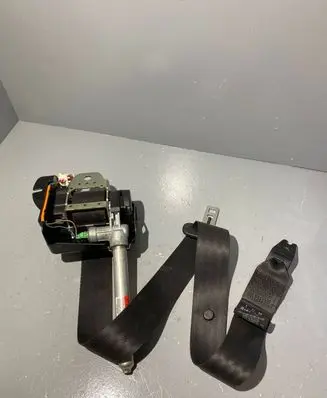 Volvo XC70 Middle seatbelt (rear) 39863173