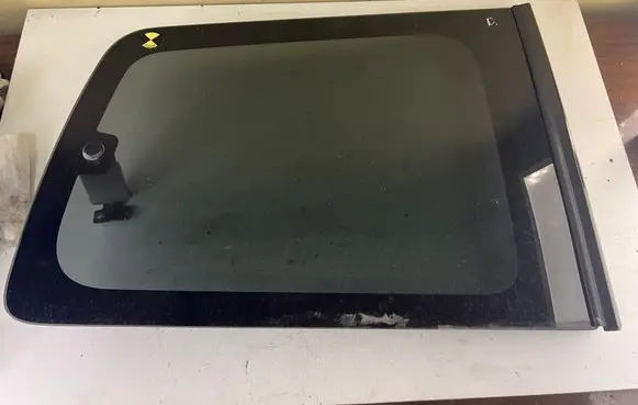 Mitsubishi Montero Rear side window