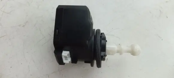 Volkswagen PASSAT B6 Headlight level adjustment motor 00883000