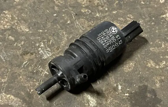 BMW 5 F10 F11 Windscreen/windshield washer pump 6934160 3240479 13264011