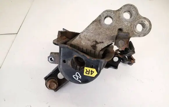 Toyota Avensis T270 Engine mount bracket