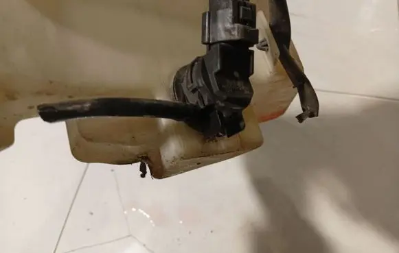 Mazda 5 Windscreen/windshield washer pump