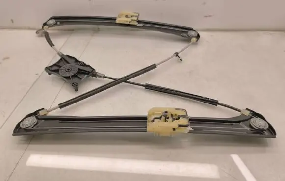 Volkswagen Tiguan Front door manual window regulator 5NA837461A