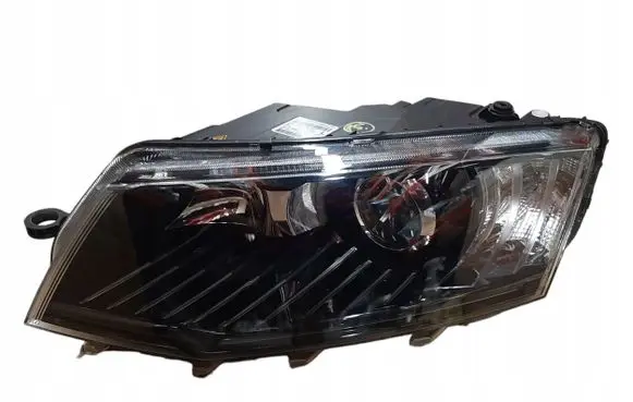 Skoda Octavia Mk4 Headlight/headlamp 5E1941015A
