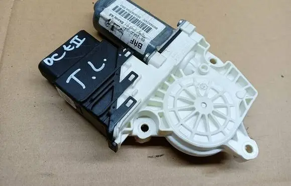 Skoda Octavia Mk2 (1Z) Rear door window regulator motor 5K0959703A