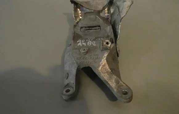 Audi A4 S4 B5 8D Engine mounting bracket