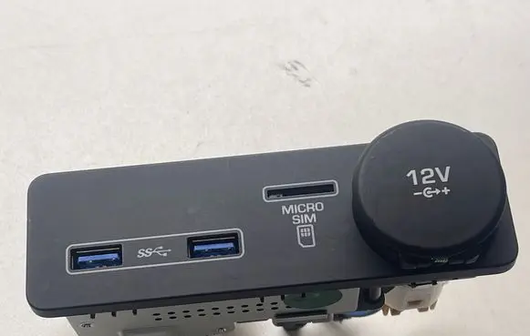 Land Rover Range Rover Sport L494 USB socket connector JPLA19E110BA