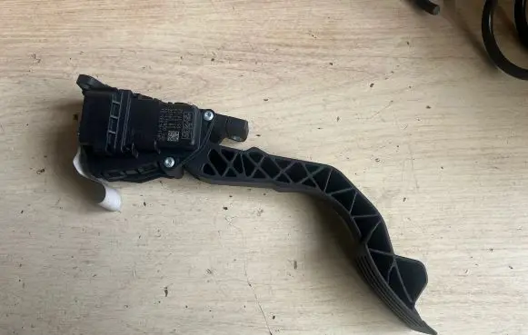 Ford Focus Accelerator throttle pedal 4M519F836DK