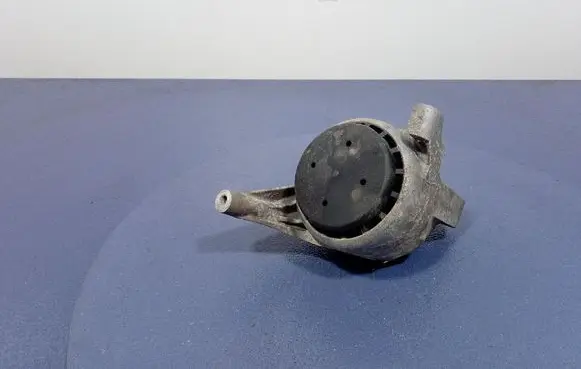Engine mount vacuum valve