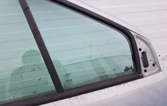 Renault Scenic I Front door vent window glass four-door 