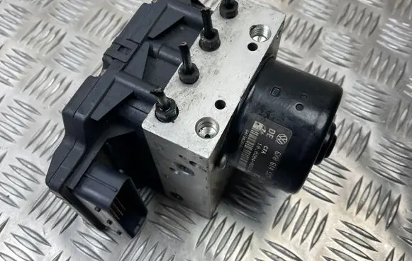 Volkswagen Golf IV ABS Pump 6X0614517 1C0907379