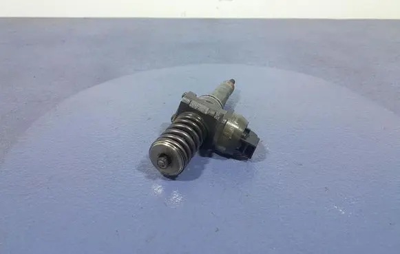 Volkswagen PASSAT B6 Fuel injector 038130073AG