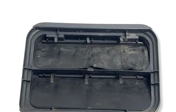 Renault Captur Quarter panel pressure vent 7700838358