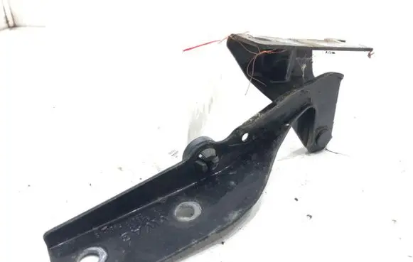 Engine bonnet/hood hinges