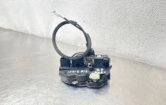 Opel Insignia A Front door lock 3023806F