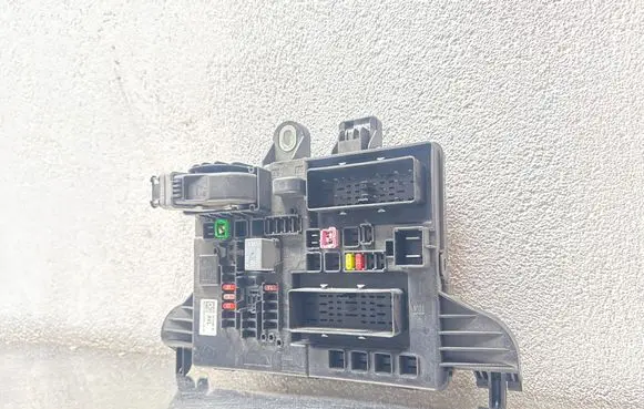 Opel Insignia A Fuse module 22737769