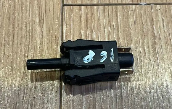 Mercedes-Benz E W210 Brake pedal sensor switch 0015450714
