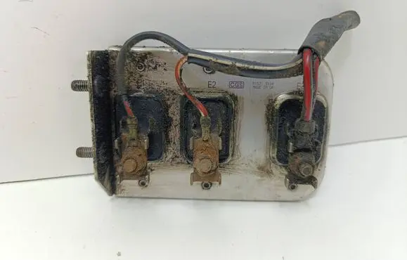 Volkswagen PASSAT B5.5 Coolant fan relay 8D0959493A