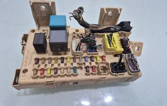Toyota Avensis T250 Fuse box set NO82641CA010F
